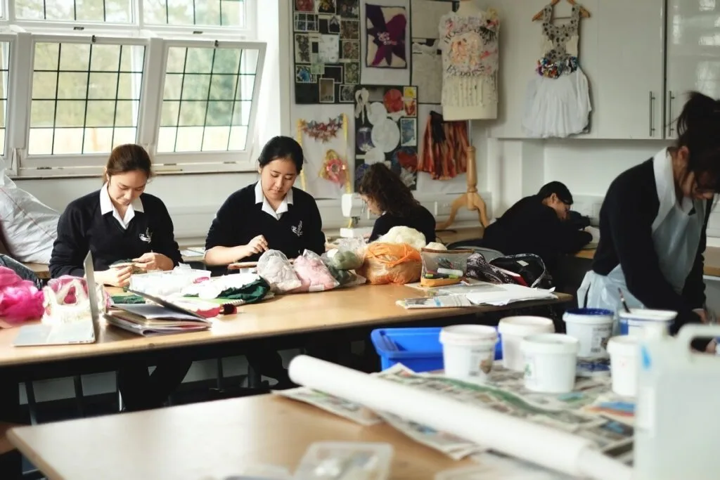 ข้อควรรู้ก่อนส่งลูกไปเรียนมัธยมปลายที่ประเทศอังกฤษ