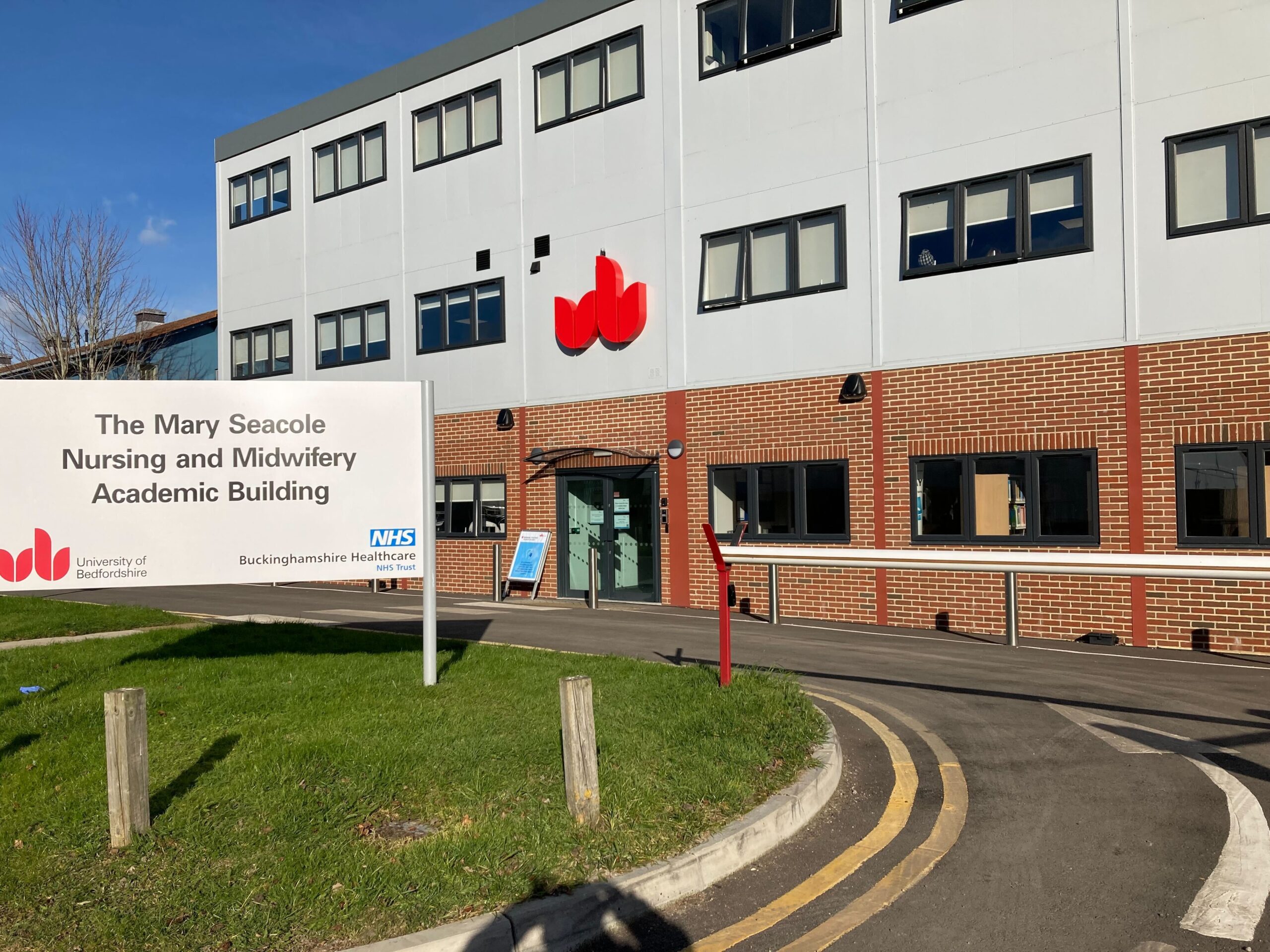 University of Bedfordshire อยู่ไม่ไกลจากลอนดอน โดยสามารถเดินทางโดยรถไฟได้ภายในเวลาเพียง 30 นาที