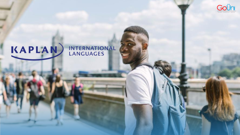 นักเรียนกำลังเรียนภาษาอังกฤษกับครูผู้สอนที่ Kaplan International ในบรรยากาศห้องเรียนที่ทันสมัย