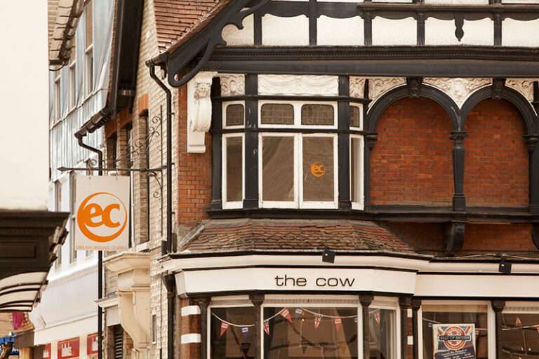 โรงเรียนภาษา EC English Cambridge มีคอร์สเรียนหลากหลาย ตอบโจทย์ทุกการเรียนภาษา ค่าครองชีพถูก