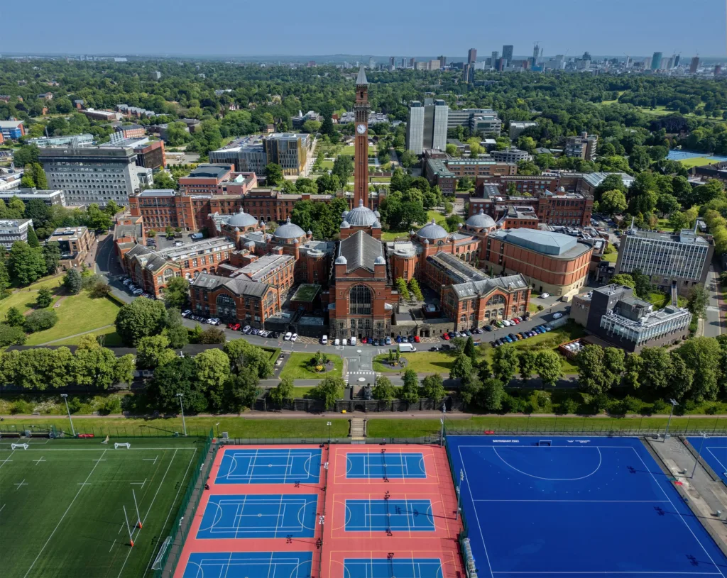 แคมปัสของ University of Birmingham รายล้อมไปด้วยพื้นที่สีเขียว