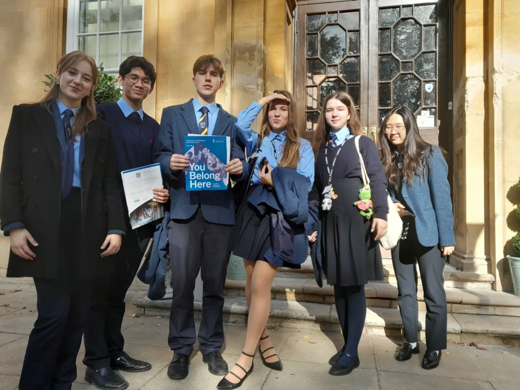 โรงเรียนประจำอังกฤษแบบ Traditional โรงเรียนสไตล์ดั้งเดิม มีชุดเครื่องแบบสไตล์คลาสสิกอังกฤษ รวมถึงมีเพื่อนๆ นักเรียนเป็นชาวอังกฤษท้องถิ่นเป็นส่วนใหญ่