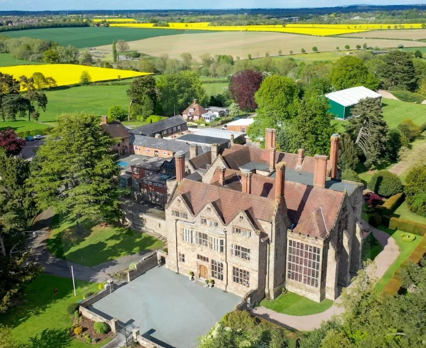 Adcote School โรงเรียนหญิงล้วนที่ครอบคลุมทั้งด้านวิชาการ ทักษะชีวิต และการพัฒนาบุคลิกภาพผู้เรียน