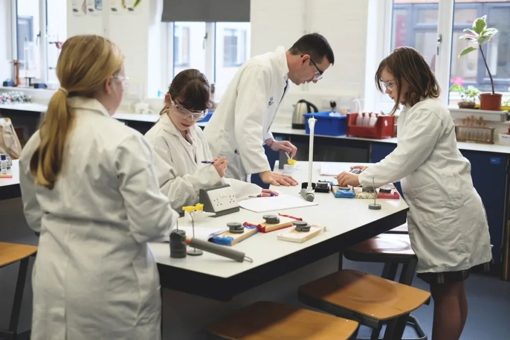 มาตรฐานด้านวิชาการของโรงเรียนประจำอังกฤษถือว่าเป็นต้นแบบและมาตรฐานระดับโลกที่ผู้ปกครองให้การไว้วางใจ