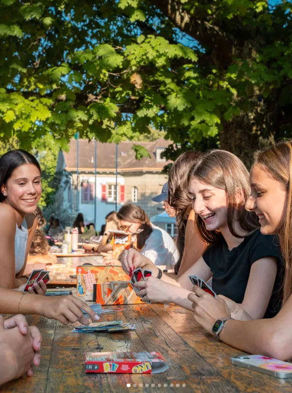 Collège Champittet มี 2 แคมปัสหลักคือ Pully (ใกล้ Lausanne) สำหรับนักเรียนประจำและไป-กลับ และ Nyon สำหรับนักเรียนไป-กลับ